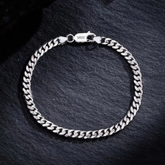 close-up of 4mm silver cuban chain bracelet clasp